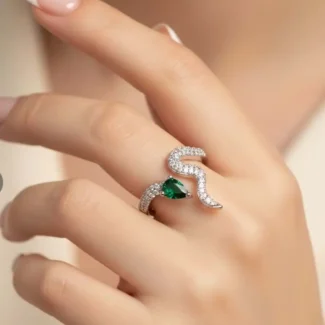 EMERALD FLUTTER RING